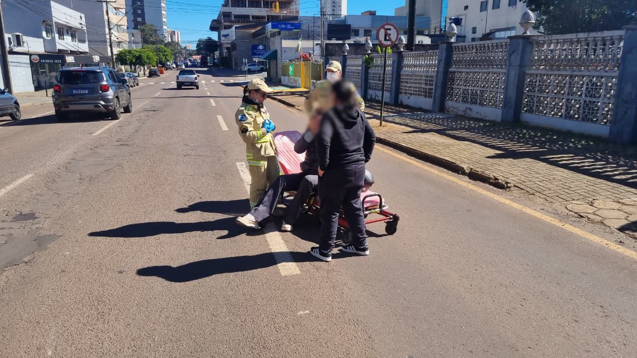 Vítima de acidente fica caída no meio da Rua São Paulo, no Centro