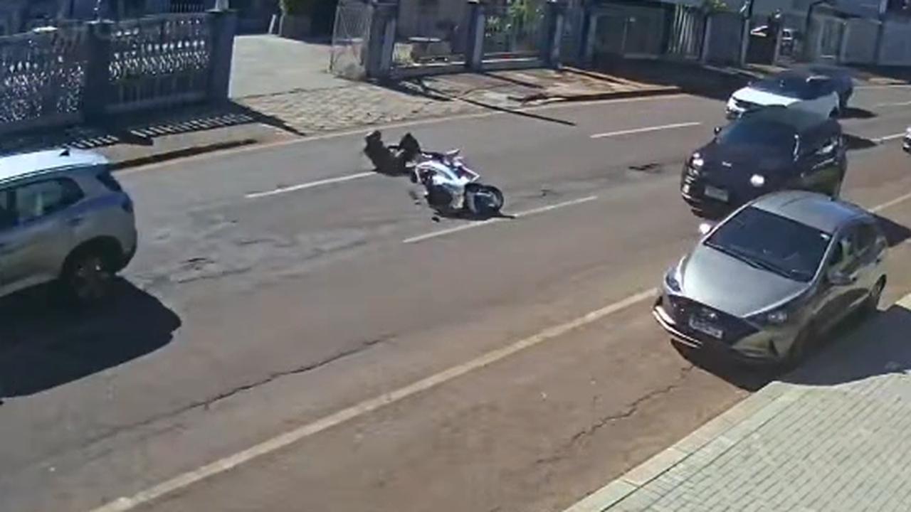 Câmera registra vítima de acidente na Rua São Paulo