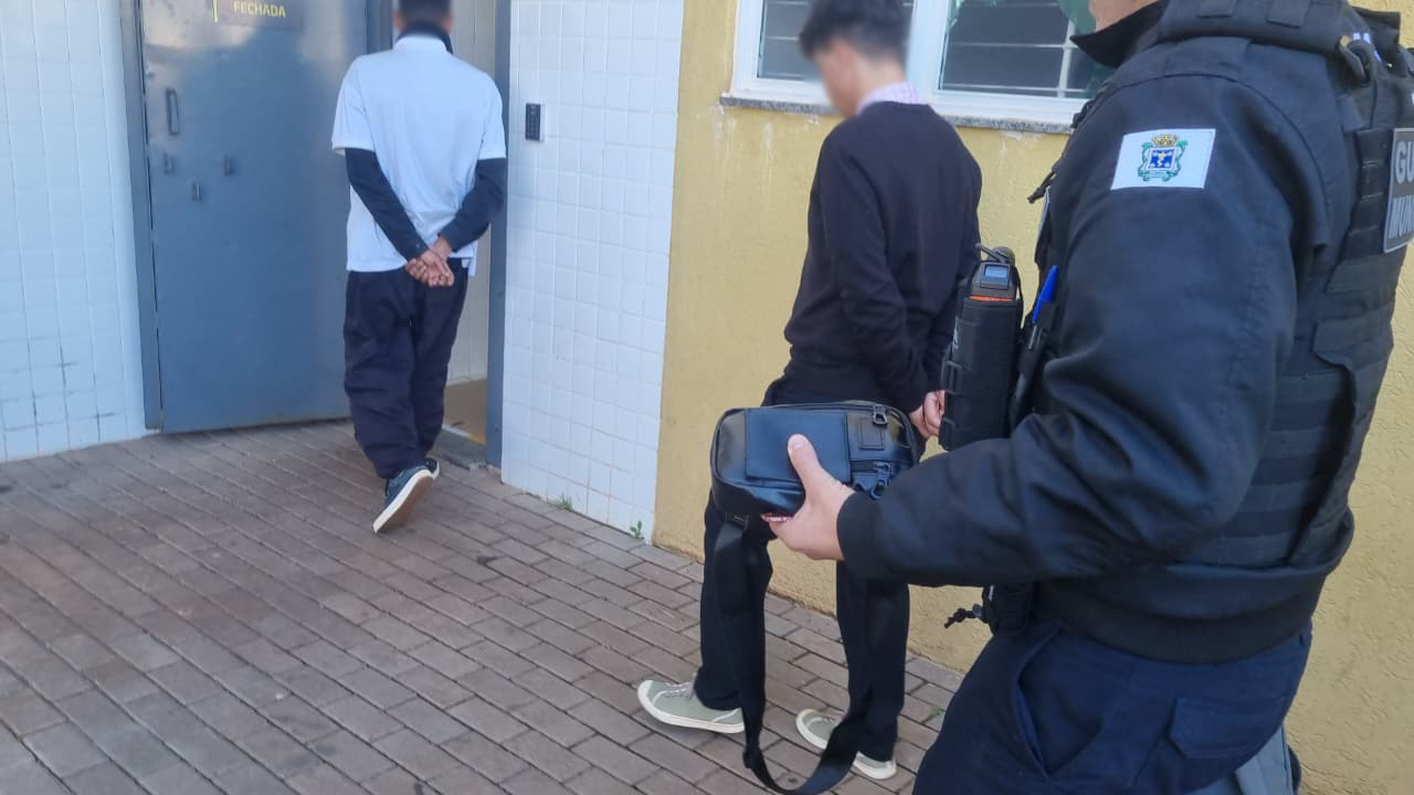Homem e mulher são levados à delegacia por posse de drogas em parque de Cascavel