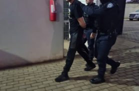 Briga de casal termina com namorado preso