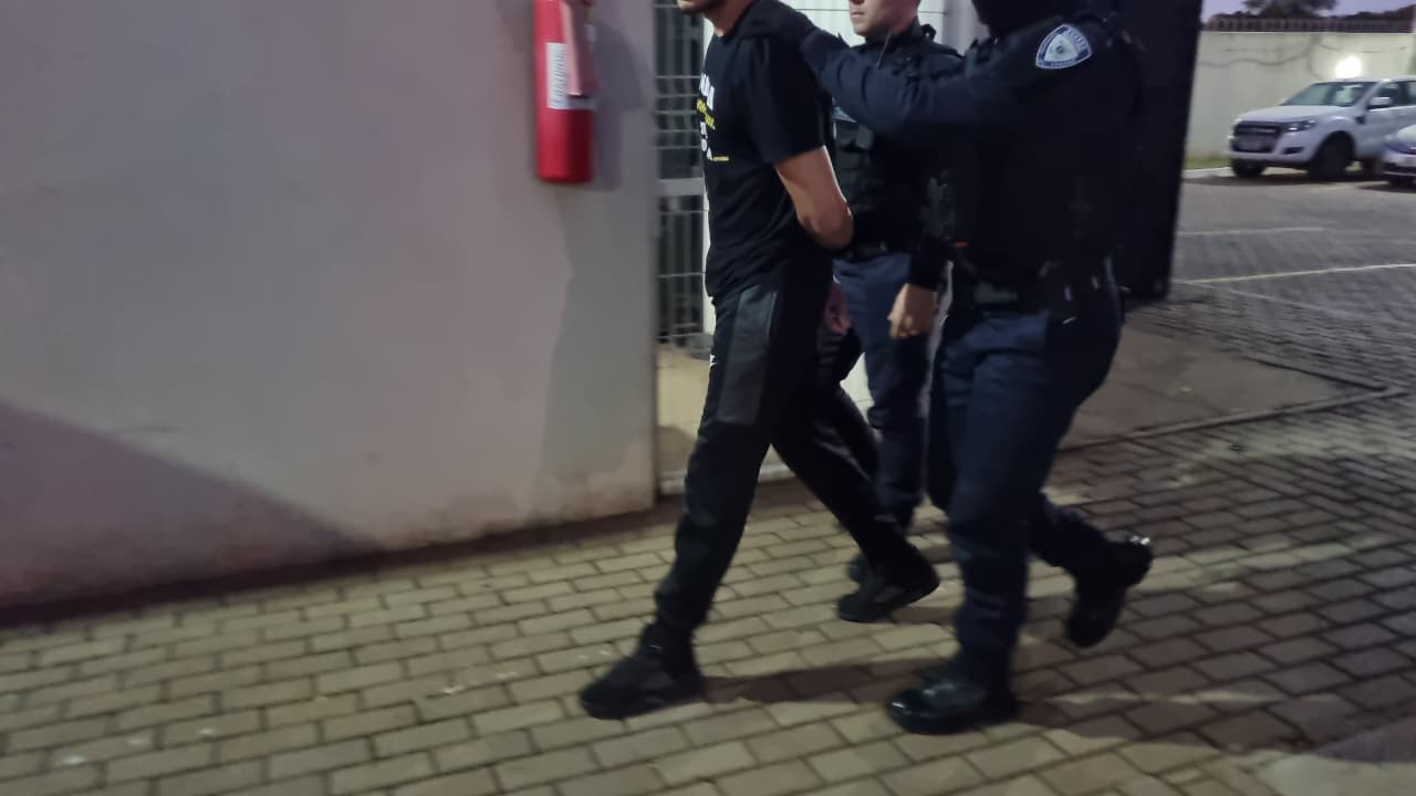 Briga de casal termina com namorado preso