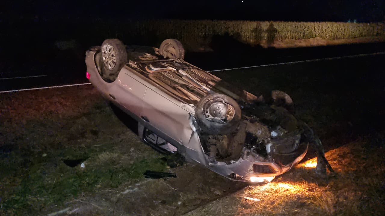 Motorista é socorrida após capotamento na BR-467