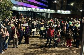 Professores municipais fazem manifestação em frente à prefeitura