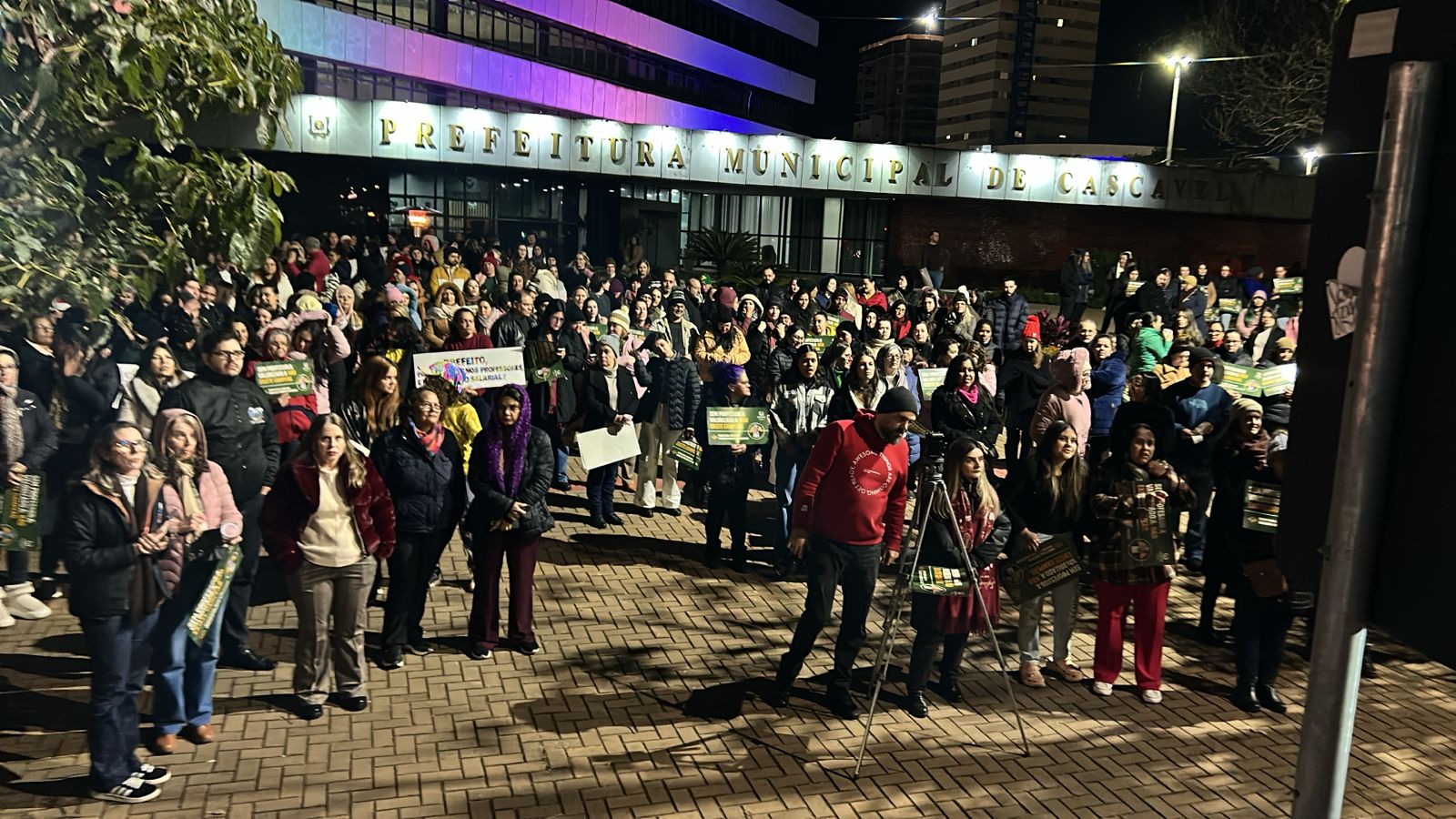 Professores municipais fazem manifestação em frente à prefeitura