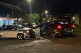 Acidente entre dois carros mobiliza Corpo de Bombeiros na Vila Tolentino