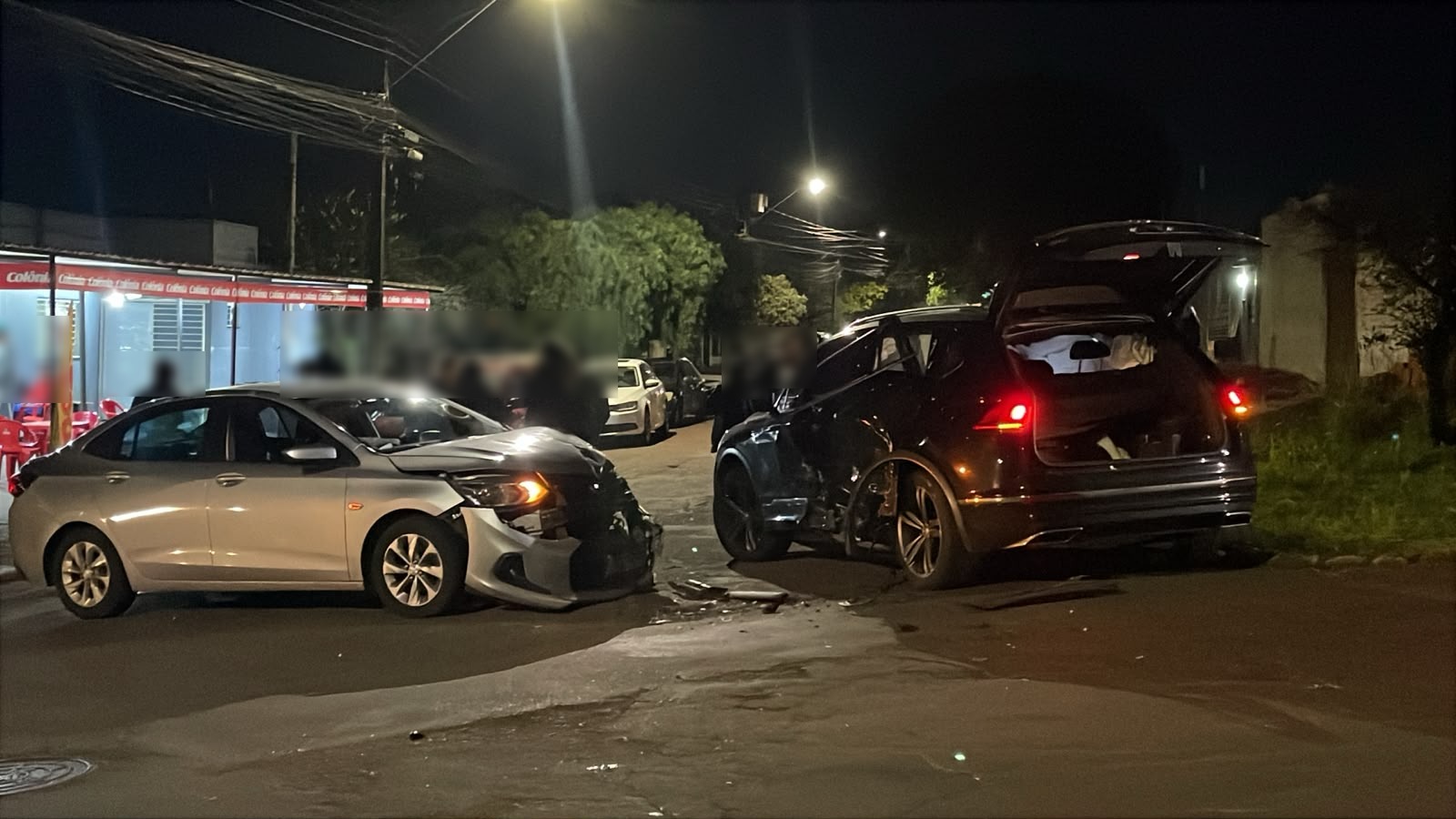 Acidente entre dois carros mobiliza Corpo de Bombeiros na Vila Tolentino