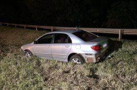 Motorista abandona veículo após acidente com Corolla na PRc-467 em Cascavel