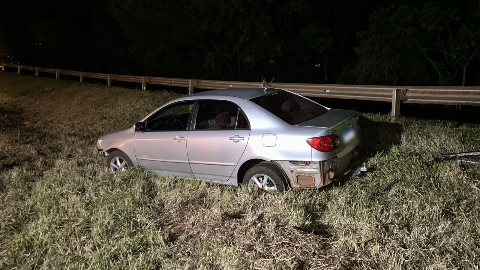 Motorista abandona veículo após acidente com Corolla na PRc-467 em Cascavel