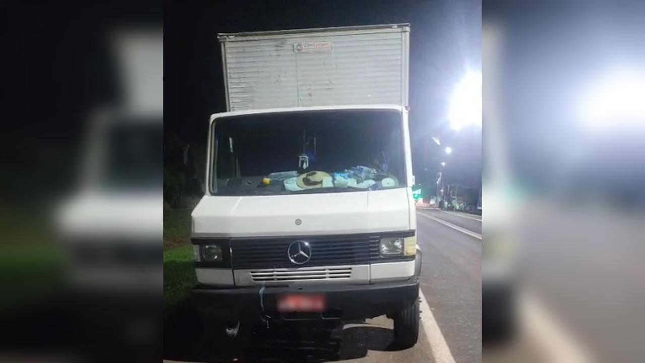 Caminhoneiros aguardam mais de 5 horas por guincho após pane na BR-277 em Céu Azul