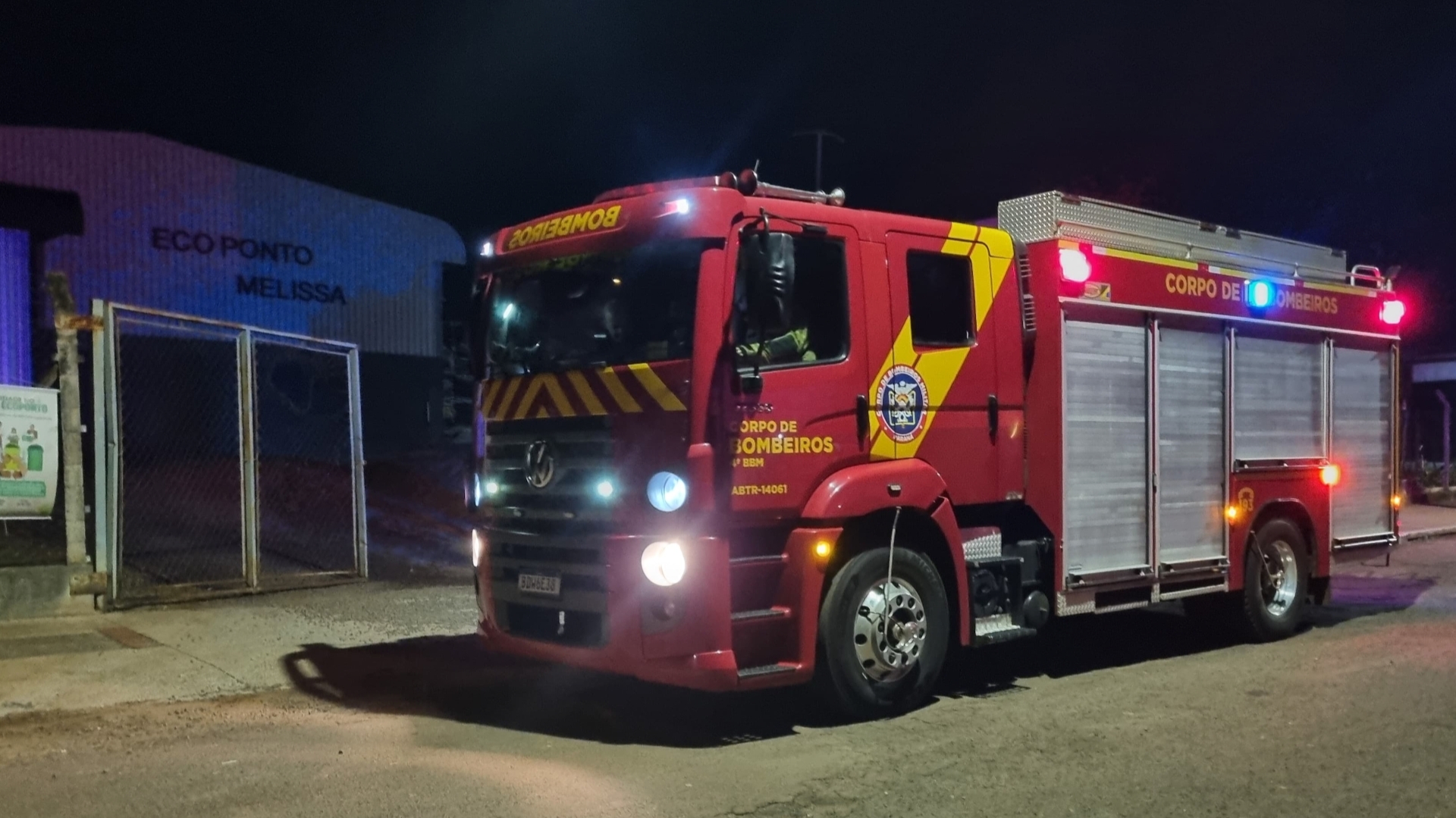 Máquina de lavar pega fogo em ecoponto e mobiliza Corpo de Bombeiros em Cascavel