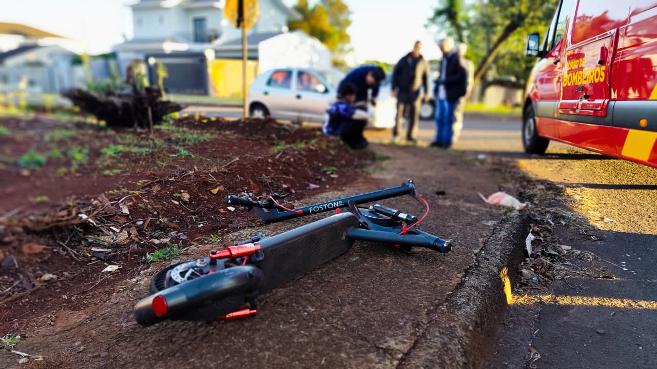 De patinete, jovem fica ferido ao ser atingido por carro no Bairro Brasília