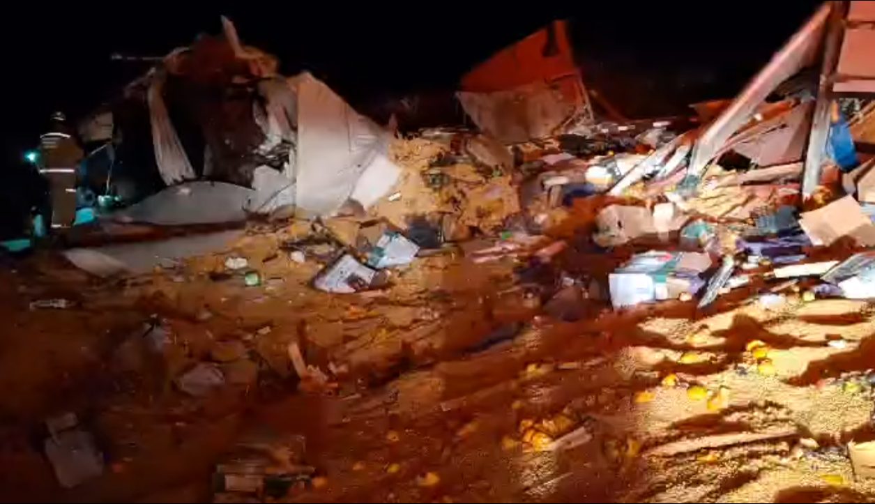 Imagem relativa a Acidente grave entre caminhões deixa dois mortos e interdita BR-163