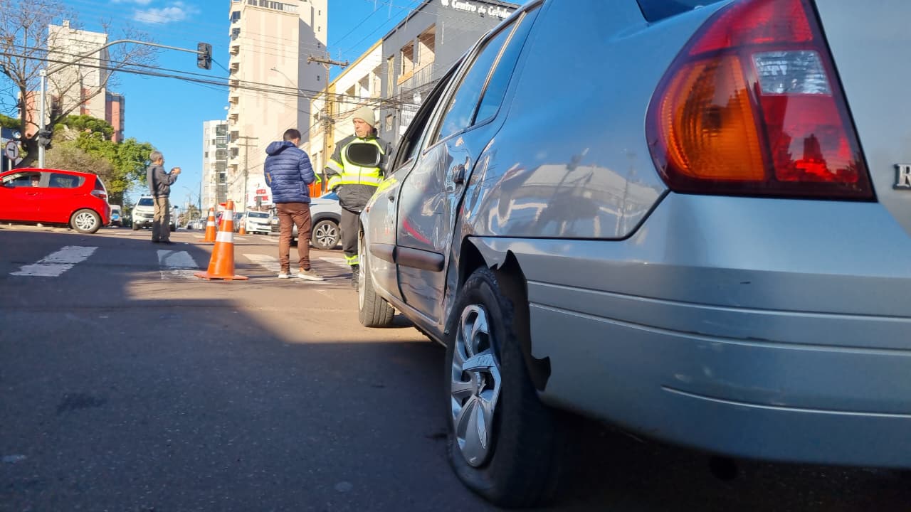 Clio e Pulso se envolvem em acidente de trânsito no Centro