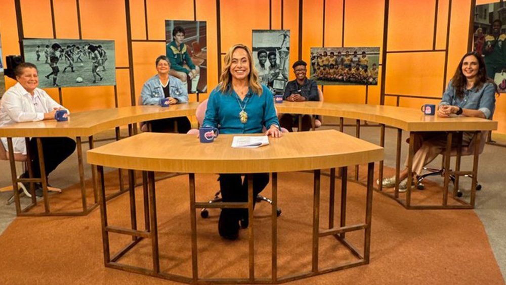 Imagem referente a Sem Censura recebe pioneiras do futebol a um ano da Copa no Brasil