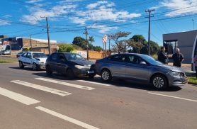 Engavetamento entre três carros é registrado na Avenida Rocha Pombo, em Cascavel
