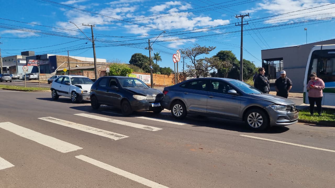 Engavetamento entre três carros é registrado na Avenida Rocha Pombo, em Cascavel