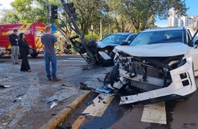 Semáforo é derrubado após forte acidente no Centro de Cascavel