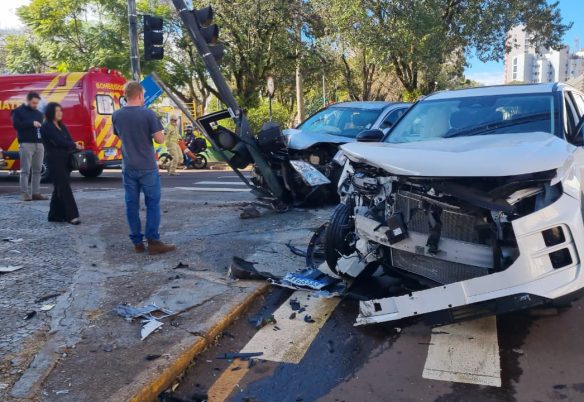 Semáforo é derrubado após forte acidente no Centro de Cascavel