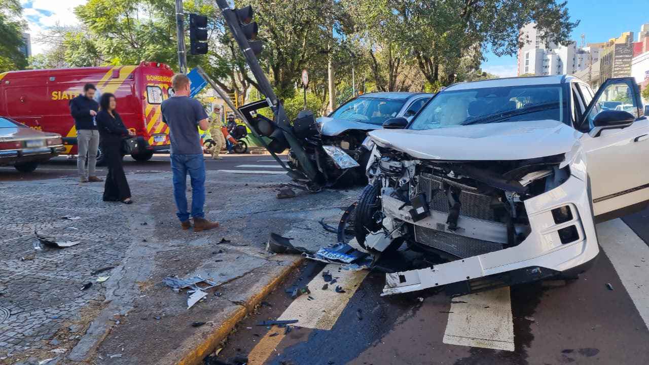 Semáforo é derrubado após forte acidente no Centro de Cascavel