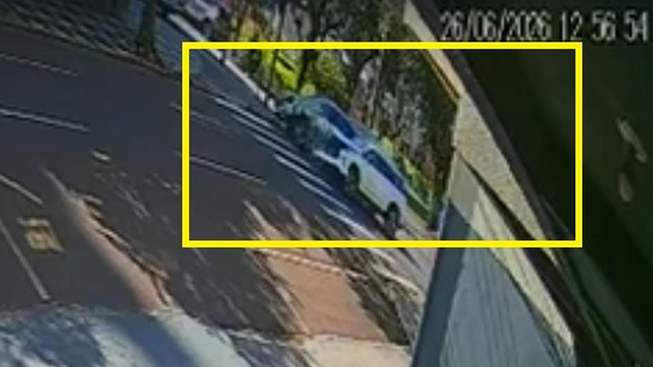 Câmera flagra forte colisão e semáforo sendo derrubado em acidente no Centro