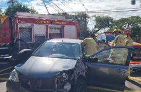 Mulher fica ferida em acidente envolvendo ônibus escolar no Bairro Coqueiral