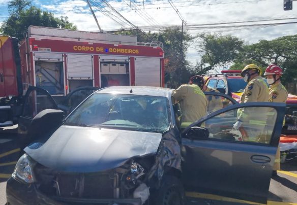 Mulher fica ferida em acidente envolvendo ônibus escolar no Bairro Coqueiral
