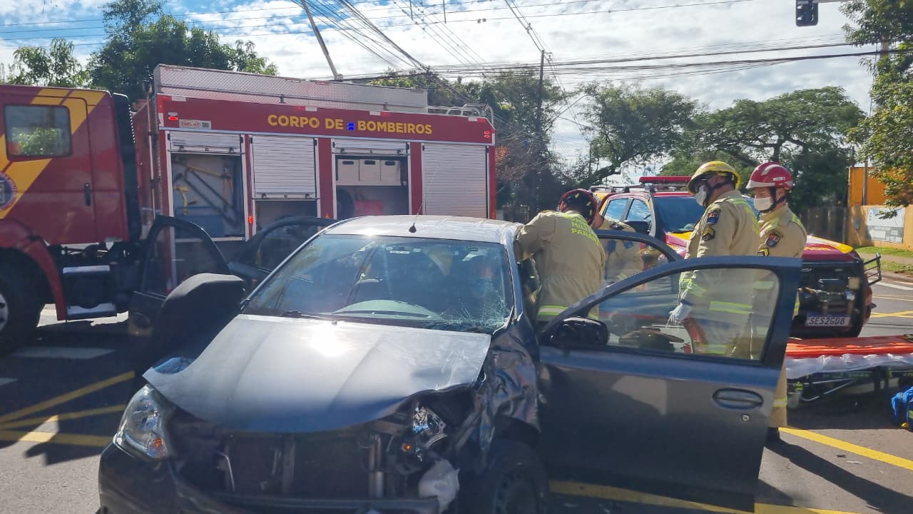 Mulher fica ferida em acidente envolvendo ônibus escolar no Bairro Coqueiral