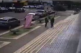 Câmera flagra acidente entre Jaecoo e Honda CR-V no Centro de Cascavel; semáforo foi derrubado