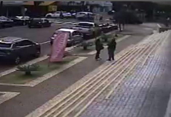 Câmera flagra acidente entre Jaecoo e Honda CR-V no Centro de Cascavel; semáforo foi derrubado