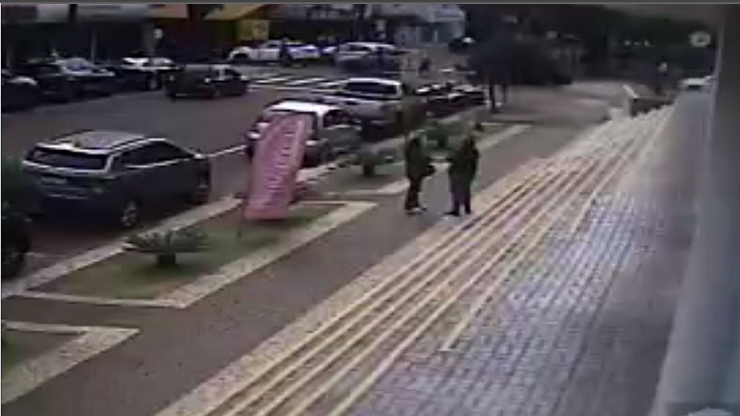 Câmera flagra acidente entre Jaecoo e Honda CR-V no Centro de Cascavel; semáforo foi derrubado