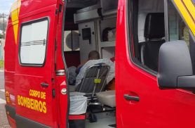 Motociclista fica ferido em acidente entre carro e moto no Bairro Brasília, em Cascavel