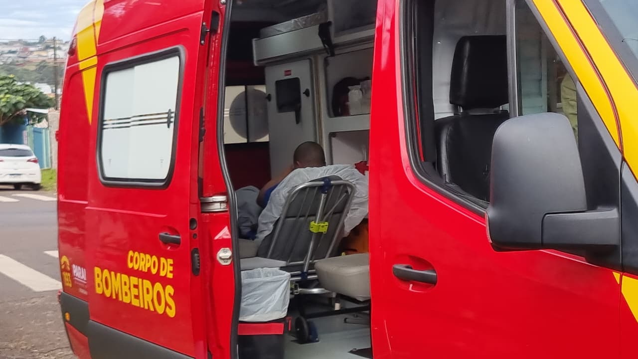 Motociclista fica ferido em acidente entre carro e moto no Bairro Brasília, em Cascavel