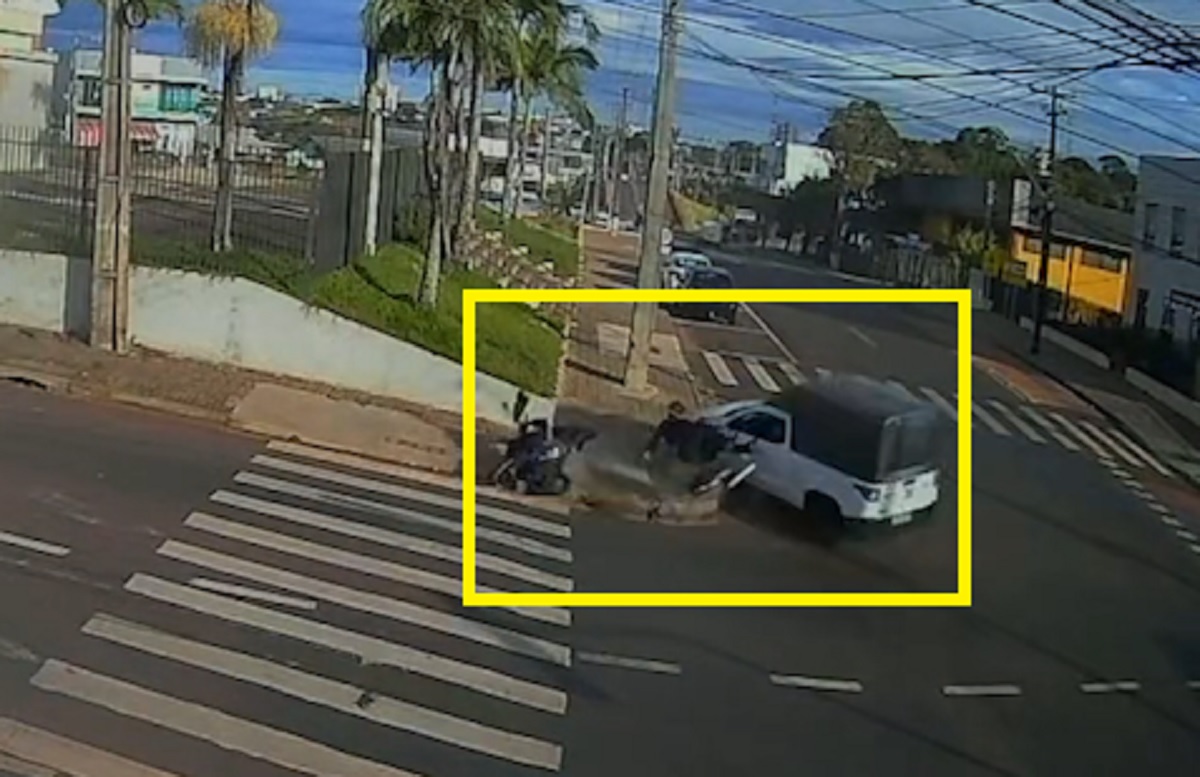 Vídeos mostram diferentes ângulos da batida com vítima entre picape e moto no Brasmadeira