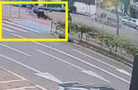 Pancada! Câmera flagra acidente entre bicicleta e scooter elétrica