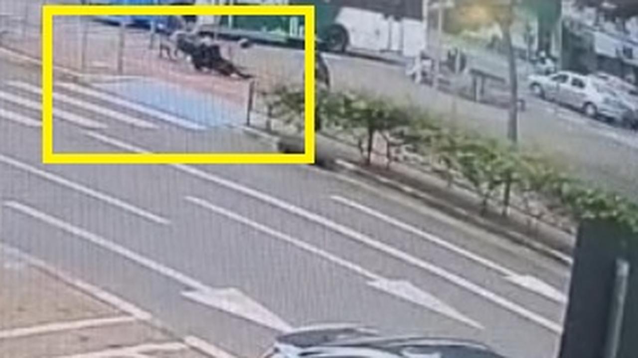 Pancada! Câmera flagra acidente entre bicicleta e scooter elétrica