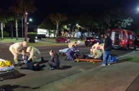 Motorista foge após atingir motocicleta e deixar casal gravemente ferido na Avenida Brasil
