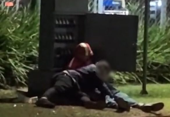 Vídeo flagra homens praticando ato explícito na Praça Wilson Joffre