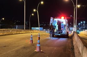 Mulher em surto é resgatada no viaduto da Theobaldo Bresolin