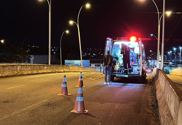 Mulher em surto é resgatada no viaduto da Theobaldo Bresolin