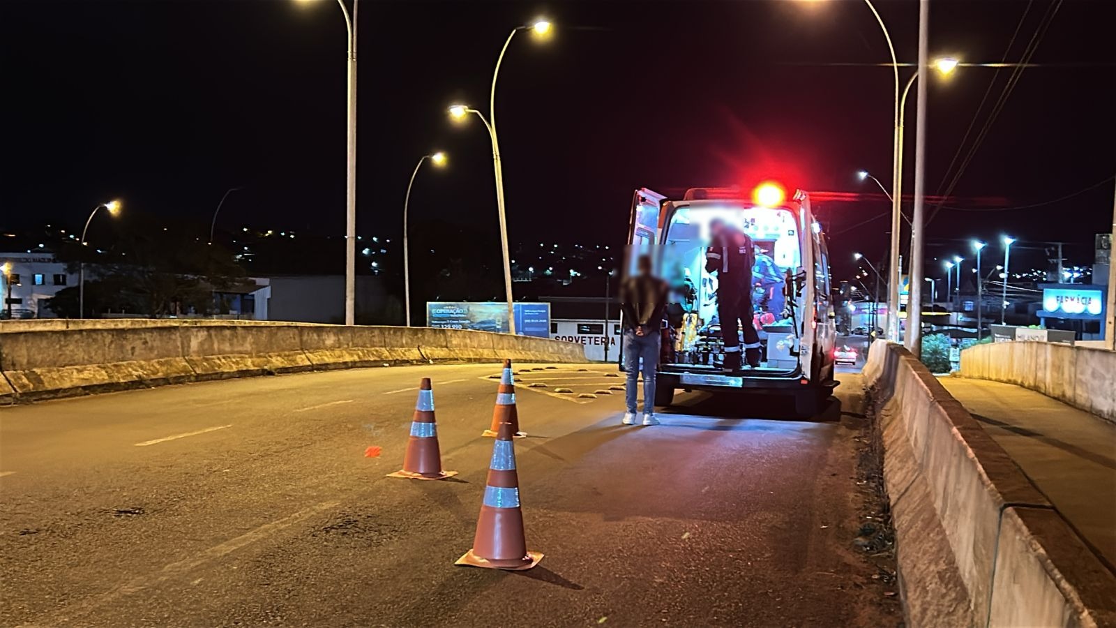 Mulher em surto é resgatada no viaduto da Theobaldo Bresolin