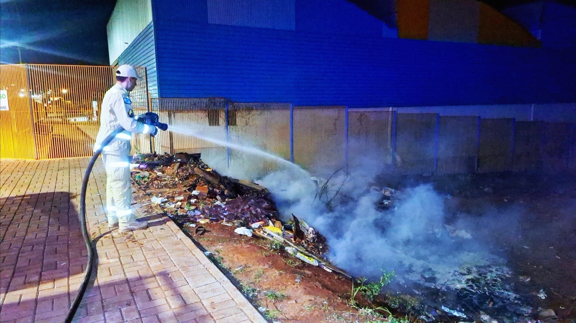 Corpo de Bombeiros combatem incêndio em lote no bairro Brasmadeira