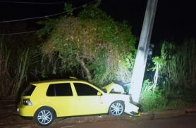 Motorista é preso após fugir da PM e bater carro contra poste em Palotina