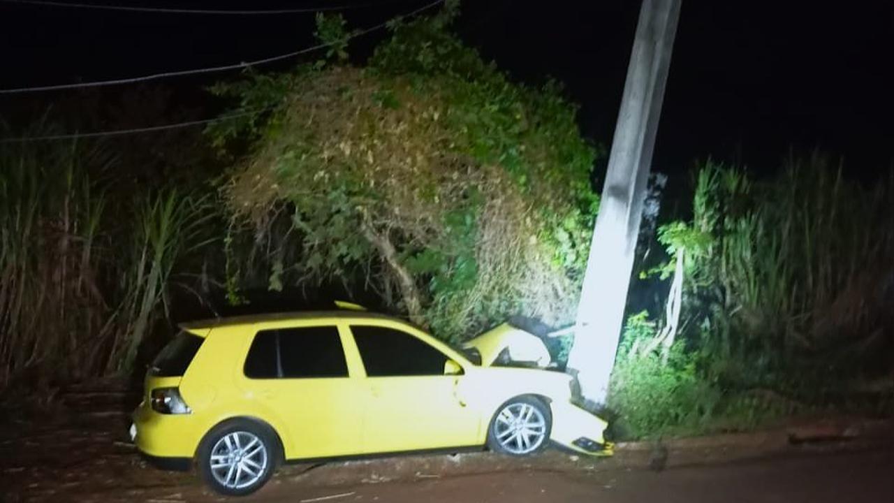 Imagem relativa a Motorista é preso após fugir da PM e bater carro contra poste em Palotina