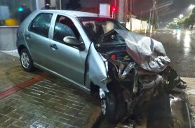 Creta e Palio ficam destruídos após forte batida no bairro São Cristóvão