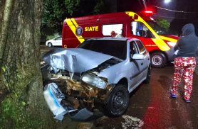 Casal escapa de ferimentos graves após Gol bater contra árvore na região central de Cascavel
