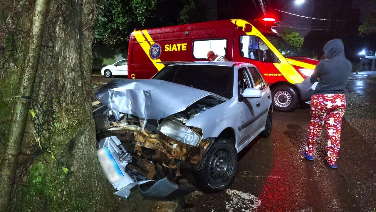 Casal escapa de ferimentos graves após Gol bater contra árvore na região central de Cascavel