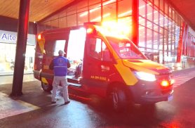 Motorista foge após atropelar jovem em frente a supermercado