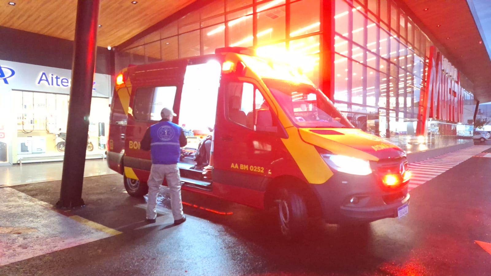 Motorista foge após atropelar jovem em estacionamento de supermercado