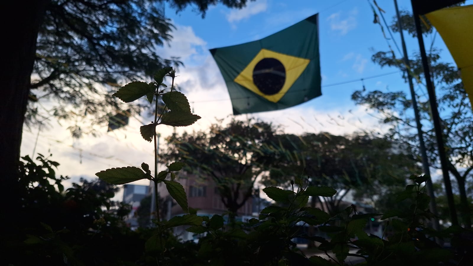 Clima da copa: frio pede substituição, mas ainda joga o primeiro tempo em Cascavel