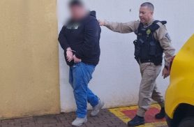 Homem armado atira contra populares, foge de carro por app e acaba preso pela PM